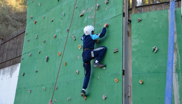  Jeunes escalader le mur d'escalade 